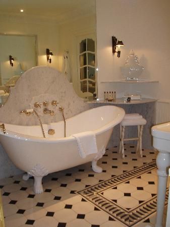 French Chateau Bathroom, French Master Bath, Old French Chateau, French Bathrooms, French Style Bathroom, Bathroom With Clawfoot Tub, Clawfoot Tub Bathroom, English Cottage Interiors, French Bathroom