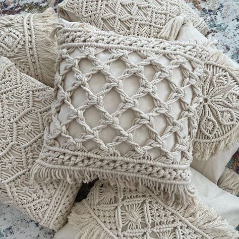 Cushion Macrame, Macrame Pillow Cover Diy, Macrame Cushion, Macrame Carpet, Macrame Pillow, Macrame Knots Tutorial, Crochet Placemats, Video Creator, String Art Diy