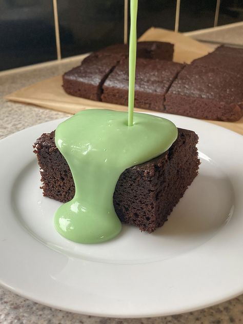 Mint Custard, Ash Baber, Chocolate School, Desert Ideas, School Recipes, Chocolate Custard, School Cake, Mint Sauce, Custard Cake