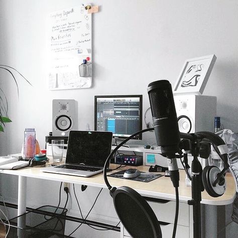 I love this minimal, simple and clean home recording studios!! 🎶🎹🎧   For the best studio tools —> globaldjsguide.com  #homerecording #musicstudio #studioequipment #musicproducerlife #musicproduction #musictech #recordingartist #recordingsessions #technoproducer Home Recording Studio Setup, Recording Studio Setup, Home Studio Ideas, Home Music Rooms, Beat Maker, Multi Room Audio, Audio Studio, Recording Studio Design, Recording Studio Home