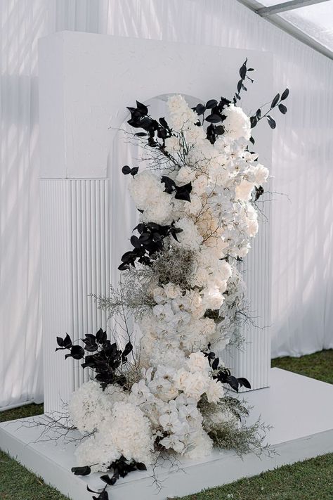 Swoonworthy white and black floral installation for modern wedding | Image by Salt Atelier Unique Wedding Decoration Ideas, Simple Wedding Decoration, Dream Reception, Reception Decorations Wedding, Monochrome Weddings, Decoration Ideas Wedding, Floral Backdrops, Black And White Wedding Theme, White Wedding Decorations