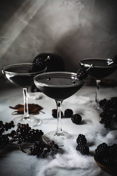 Moody Halloween, Thanksgiving Tea, Vampire Wedding, Halloween Weddings, Cocktail Fruit, Halloween Themed Wedding, Halloween Party Dinner, Goth Wedding, Halloween Cocktails