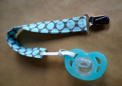 Hardly Housewives: DIY Pacifier Holder Pacifier Holder Diy, Pacifier Clip Tutorial, Diy Pacifier Clip, Pacifier Diy, Perlengkapan Bayi Diy, Pacifier Clips Diy, Binky Holder, Baby Gifts To Make, Diy Gifts For Mom