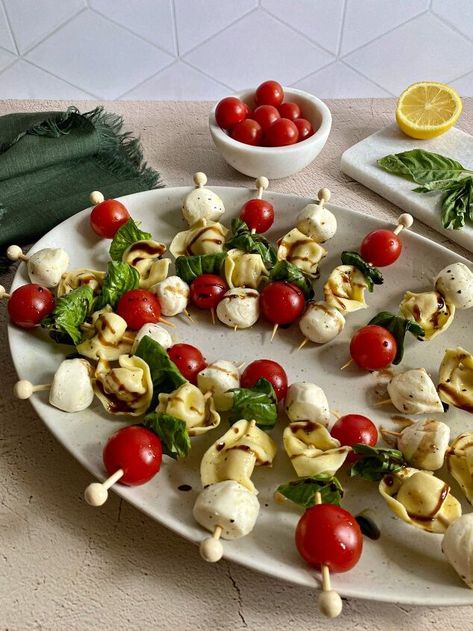 Tomatoe Mozz Basil Skewers, Mozzarella Pearls Appetizers, Tortellini Caprese Skewers, Tortellini Appetizer, Cold Summer Appetizers, Tortellini Skewers, Caprese Bites, Baked Appetizers, Best Party Appetizers