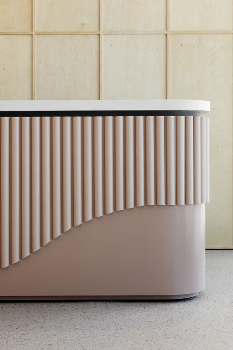 Boutique Counter Design, Salon Reception Design, Wavy Bar Counter, Reception Design Ideas, Curved Bar Counter Design, Rounded Reception Desk Design, Curved Bar Design, Curved Bars, Shop Counter Design