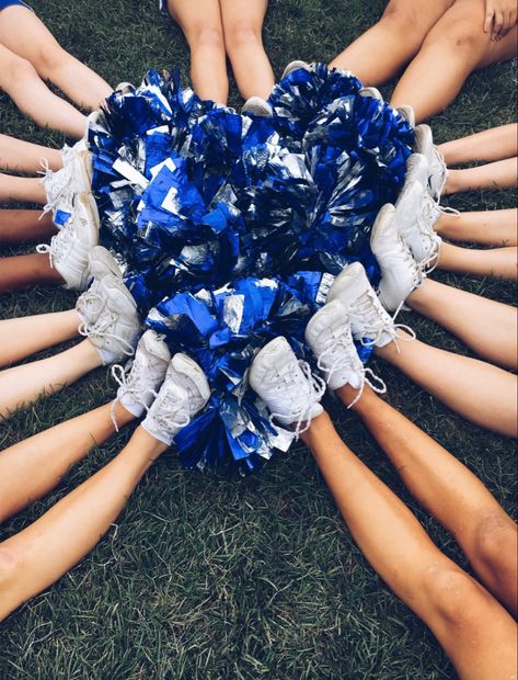 Poms Dance Team, Cheer Locker Decorations, Cheerleading Pom Pom, Dance Team Photos, Cheer Hacks, Cheer Team Pictures, Cheer Photography, Cheer Pom Poms, Cheer Captain