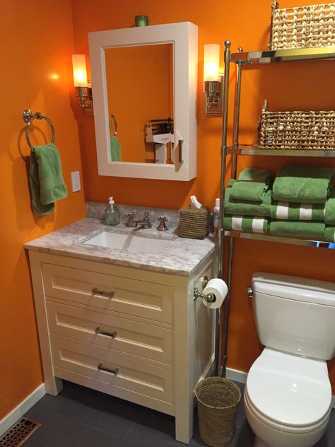 Orange Bathroom Walls, Orange Bathroom Ideas, Retro Bathroom Ideas, Bathroom Paint Ideas, Boho Style Bathroom, Orange Bathroom Decor, Boho Bathroom Ideas, Green Bathroom Decor, Orange Bathroom