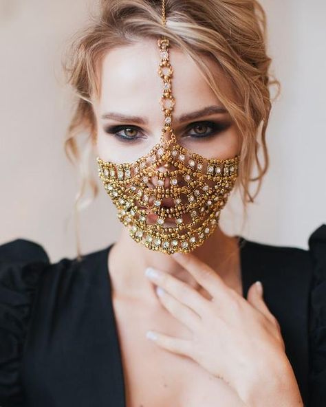 Golden Face Mask Yasmin, Metal Face Jewelry | 2020-07-02 Face Mask Design Ideas, Luxury Mask, Mouth Mask Fashion, Face Jewelry, Upcycling Fashion, Fashion Masks, Gold Mask, Face Jewellery, Mask Fashion