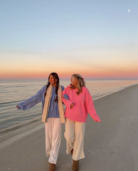 Sweaters At The Beach, Winter Outfits Beach Style, Cold Beach Town Outfit, Sunrise Beach Outfit, Cute Sunrise Beach Pictures, Beachy Outfits For Winter, Cozy Beach Outfits Winter, Winter Outfits Beach, Beach Outfit In Winter