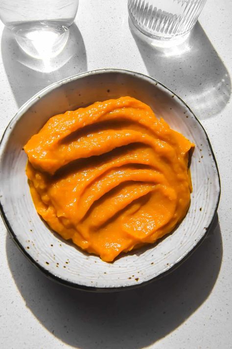 Microwave pumpkin puree Microwave Pumpkin, Make Pumpkin Puree, Microwave Hacks, Gluten Free Pumpkin Pie, Pumpkin Varieties, Dream Cafe, Frozen Pumpkin, Cooking Pumpkin, Homemade Pumpkin Puree