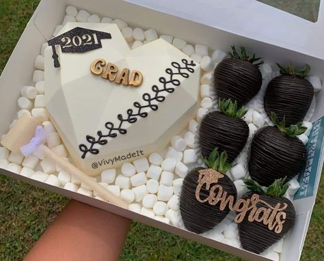 Graduation Dipped Strawberries, Strawberry Graduation Ideas, Chocolate Covered Strawberries Graduation, Grad Chocolate Strawberries, Graduation Strawberries Chocolate, Graduation Treat Box Ideas, Grad Strawberries, Graduation Strawberry Ideas, Graduation Chocolate Covered Strawberry