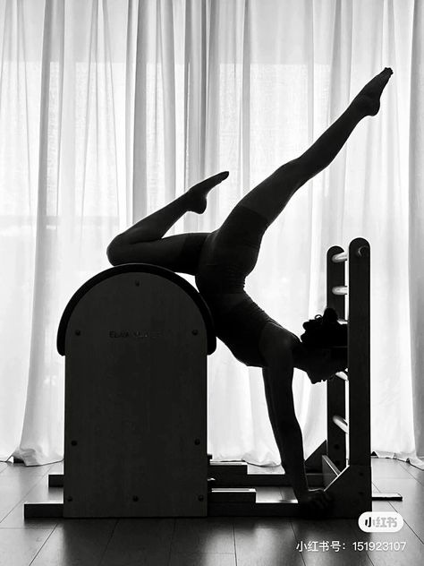 Pilates Reformer Poses, Poses Pilates Foto, Pilates Performer, Pilates Story, Pilates Pictures, Cadillac Pilates, Yoga Photoshoot Ideas, Pilates Yoga Studio, Pilates Cadillac