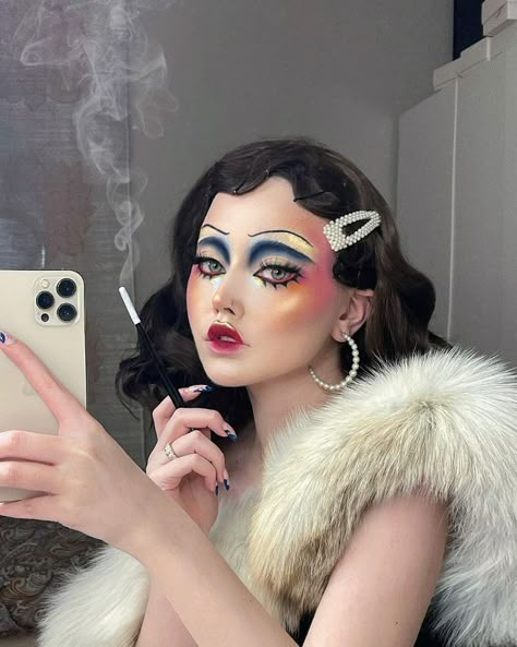 That’s The Bee’s Knees Makeup Inspired By The Rooaring 20s Is Here 3 20s Flapper Makeup, 1920s Inspired Makeup, Cabaret Makeup, 1920 Makeup, Flapper Makeup, Burlesque Makeup, 20s Makeup, Makeup Look Ideas, 1920s Makeup