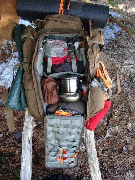 lightweight camping gear Desert Camping, 1000 Lifehacks, Bushcraft Kit, Camping Gear Survival, Outdoor Survival Gear, Bushcraft Gear, Camping Style, Bushcraft Camping, Survival Shelter