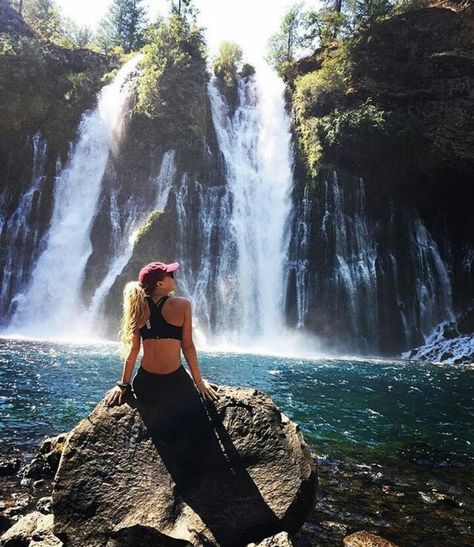 Waterfall Trekking Outfit, Photo Poses In Waterfalls, Waterfall Photoshoot Ideas For Women, Poses For Waterfall Pictures, How To Pose Near Waterfall, Adventure Poses, Waterfall Picture Ideas Instagram, Woman Adventure, Waterfall Inspo Pics