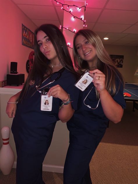 Meredith And Christina Costumes, Meredith Grey Halloween Costume, Greys Anatomy Costume, Meredith Grey Costume, Greys Anatomy Halloween Costumes, Greys Anatomy Costumes, Lexi Grey, Hallo Costumes, Meredith And Christina