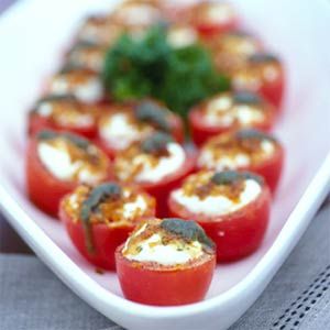 tomato meets goat cheese   (that's pesto drizzled on top) List Of Appetizers, Summer Appetizers Easy, Goat Recipes, Summer Appetizer, Course Meal, Roma Tomatoes, Party Food Appetizers, Yummy Appetizers, Appetizers For Party