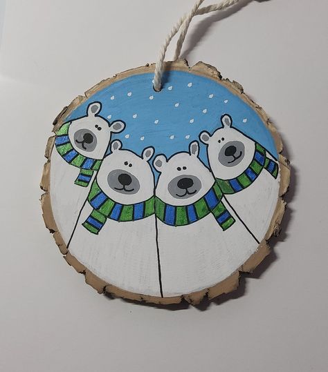 Cute wood slice family ornaments.  Can be personalized with names. Wood Christmas Art, Diy Christmas Wooden Ornaments, Christmas Decoration Painting, Christmas Wood Craft Ideas, Wood Cookie Christmas Ornaments, Christmas Wood Slices Ideas, Large Wood Slice Crafts, Wood Fall Crafts, Painted Wood Ornaments Christmas