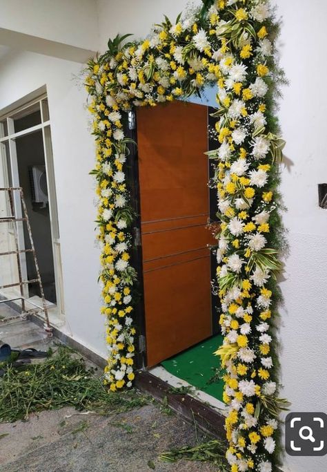 House Decoration Ideas For Wedding, Pooja Room Decoration Ideas With Flowers, House Warming Ceremony Decoration, Sathyanarayana Pooja Decoration At Home, Satsang Decoration, House Warming Decorations Indian, House Warming Decoration, Door Flower Decoration, Indian Wedding Decorations Receptions