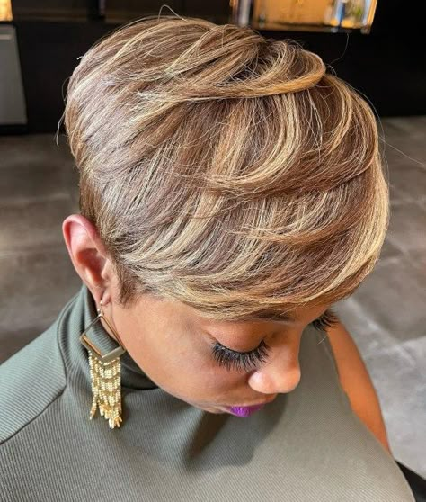 Black Women with Blonde Hair Blonde For Dark Skin, Black And Blonde Hair, Hair Colors For Dark Skin, Pixie Cut With Highlights, Blonde Hair Black Women, Unusual Hair Colors, Natural Dark Hair, Hair Color For Dark Skin, Beige Blonde Hair