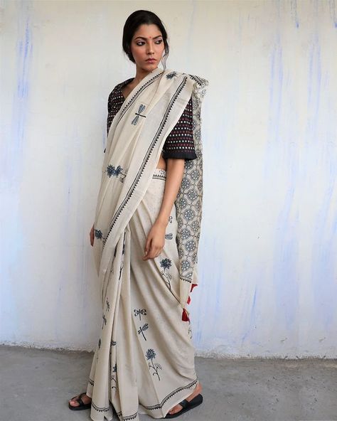 Trending Sarees, Cotton Saree Blouse Designs, Cotton Saree Blouse, Indian Sari Dress, Cotton Saree Designs, Block Print Saree, White Saree, Designer Saree Blouse Patterns, Natural Colours