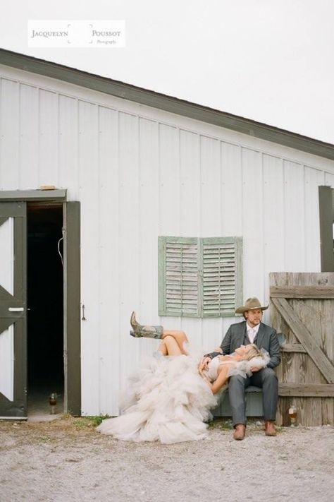 Bride groom pictures Country Wedding Pictures, Country Bride, Country Barn Weddings, Wedding Country, Wedding Picture Poses, Country Dresses, Country Wedding Dresses, Wedding Picture Ideas, Country Weddings