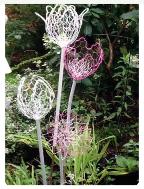 Chicken Wire Flowers, Chicken Wire Sculpture, Chicken Wire Art, Chicken Wire Crafts, Flowers Craft, Paradise Garden, Garden Wallpaper, Wire Flowers, Metal Garden Art