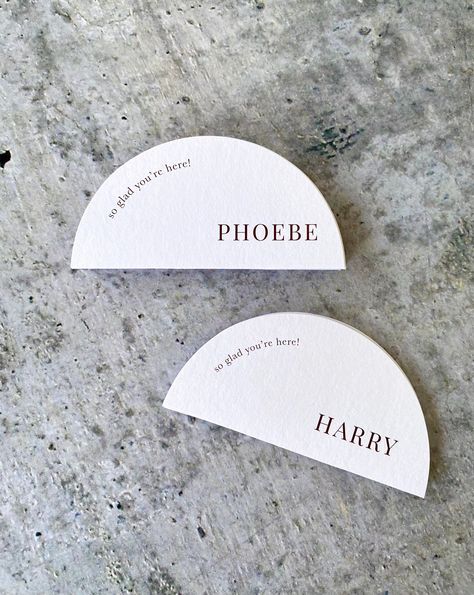 Half Circle Place Cards, Modern Script Place Cards, Minimalist Wedding Stationery, Arch Cut Guest Name Card Circle Place Cards, Name Fonts, Half Arch, Wedding Name Cards, Name Place Cards, Modern Minimalist Wedding, Business Event, Party Business, Wedding Place Settings