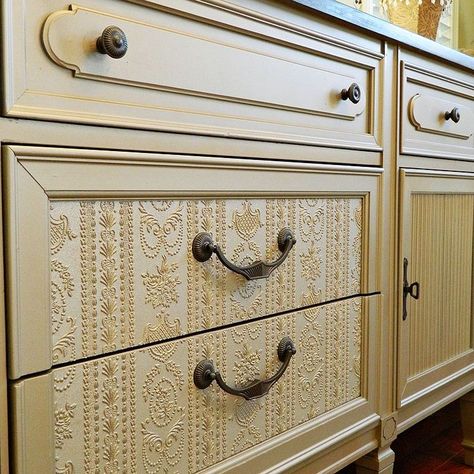 Paintable wallpaper on the 4 front drawers Paintable Wallpaper Ideas, Tin Ceiling Ideas, Paper On Furniture, Shelving Ideas Storage, Wallpaper Ideas For Home, Painted Furniture Cabinets, Cottage Bedroom Ideas, Dresser Inspiration, Diy Desks