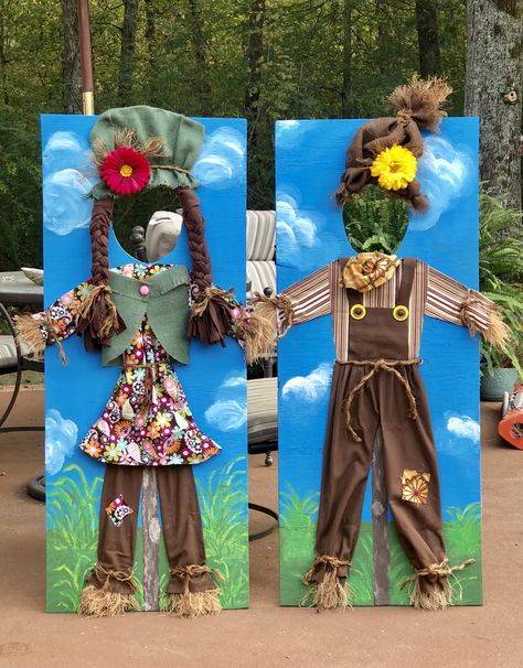 Fall Festival Foods Ideas, Scarecrow Theme Halloween, Scarecrow Photo Booth, Christian Scarecrow Ideas, Harvest Festival Photo Booth Ideas, School Fall Carnival Decorations, Scarecrow Party Theme, Fall Festival Themes For School, Fall Booths Ideas