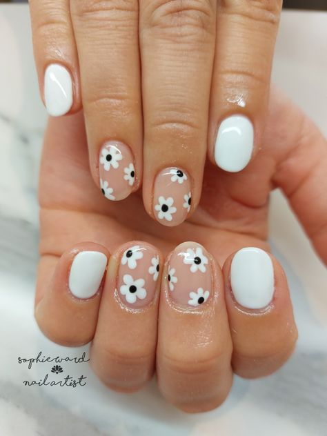 Shellac Nails Easy Design, Black And White Gel Nails Designs, Easy Flower Designs For Nails, Flower Nails Black And White, Kids Nail Designs Simple Cute, Nail Ideas For Kids Simple, Simple Flowers On Nails, Black Spring Nail Designs, White And Black Flower Nails