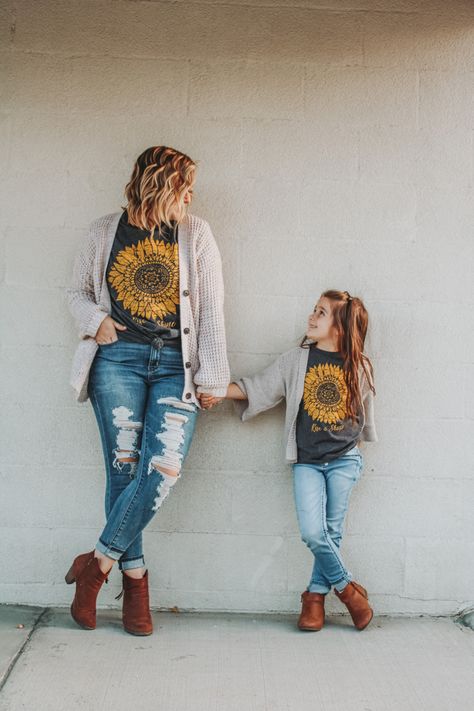 Mommy Daughter Fall Outfits, Mother And Daughter Fall Pictures, Mommy And Me Casual Photo Shoot, Mother Daughter Fall Outfits, Photography Poses For Mom And Daughter, Mother Daughter Summer Photoshoot, Pose Mother And Daughter, Pose For Mother And Daughter, Mummy And Daughter Photoshoot