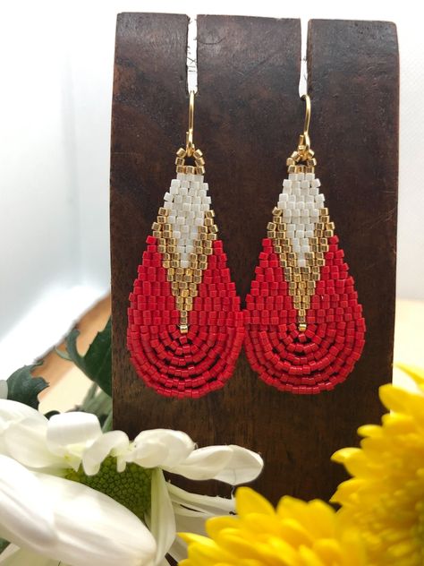 Each earring is hand woven using beading thread and Miyuki glass beads. Chiefs Kingdom! Feel free to email if you like this style but would like to consider different colors. We will try to accommodate if possible. Miyuki Beads Pattern, Seed Bead Jewelry Patterns, Beaded Earrings Tutorials, Native American Beaded Earrings, Brick Stitch Earrings, Beaded Jewels, Bead Loom Bracelets, Beaded Earrings Patterns, Earring Ideas