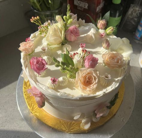 Birthday Cake October, Birthday Cake Flowers Elegant, 15 Cake, Cake With Roses, Opening A Bakery, Cake With Flowers, Mini Cakes Birthday, Pretty Dessert, Cake Inspo