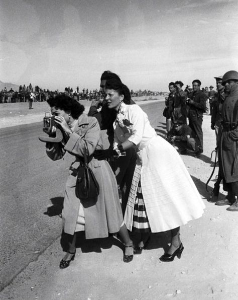 1950 1950s Women, Girls With Cameras, Auto Racing Events, Three Women, 50's Style, Golden Days, Fashion 1950s, Wallpaper Tumblr, Vintage Clothes Women