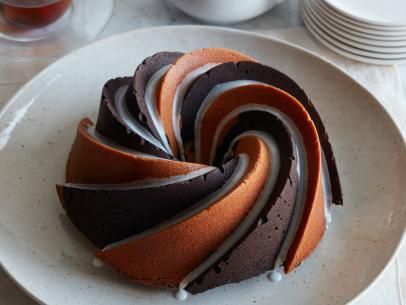 Swirl Wedding Cake, Swirl Bundt Cake, Mini Bundt Cakes Recipes, Chocolate And Vanilla Cake, Bundt Cake Recipe, Swirl Cake, Mini Bundt Cakes, Bundt Cake Pan, Baking Cakes