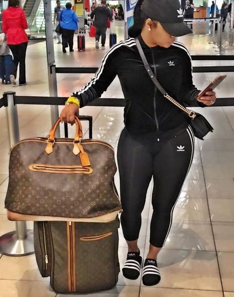 Estilo Khloe Kardashian, Cute Airport Outfit, Airport Outfit Summer, Airport Travel Outfits, Airplane Outfits, Airport Fits, Chill Outfits, Adidas Outfit, African Braids