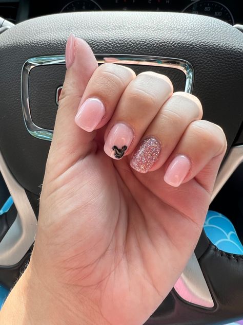 Disney Nails Shellac, Simple Pink Disney Nails, Disney Nails Pink Minnie Mouse, Disney Accent Nails, Disney Acrilyc Nails, Simple Disney Nails Natural, Light Pink Disney Nails, Disney Nails By Skin Tone Range, Biab Nails Disney