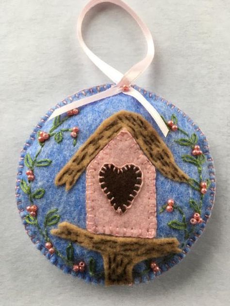 Pink Birdhouse, Spring Ornaments, Birdhouse Ornament, Felt Spring, Felt Cupcakes, Diy Felt Christmas Ornaments, House Quilt Patterns, Birdhouse Ornaments, Wool Appliqué