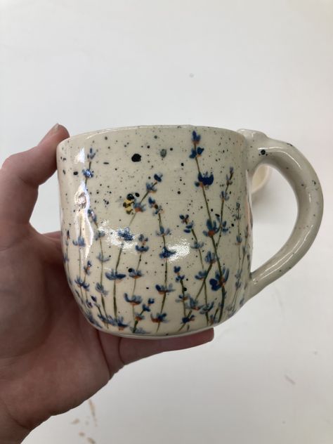 Cool Mugs Aesthetic, Pottery Cup Design, Paint Your Own Pottery Ideas Mug Coffee Cups, Mug Underglaze Ideas, Ceramic Mug Inspiration, Pottery Designs Ideas Creative, Mug Inspo Design, Tea Cup Painting Ideas, Ceramic Pottery Mug