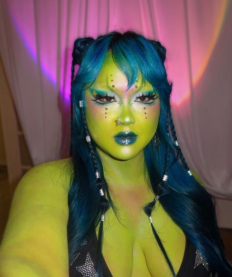 Alien superstars just landed 👽🛸🌟💚 collab with the lovely @babenexttdoor 🫶🏼 . @mehronmakeup paradise AQ pro paint palette + mixing liquid (makes it more transfer proof!) @glisten_cosmetics white spectra base + twilight chroma gloss @kaleidosmakeup limelight epiphany glow liner + agave cloud lab lip clay + black jasmine palette @blendbunnycosmetics blends palette + @donidarkowitz palette @likely.makeup switchblade lashes @getstonned stud pack @onesize gworly pop blush trio @starface . . #... Alien Green Makeup, Alien Makeup Looks Easy, Alien Makeup Aesthetic, Alien Inspired Makeup, Halloween Alien Makeup, Alien Makeup Pretty, Cute Alien Makeup, Alien Makeup Looks, Alien Halloween Makeup