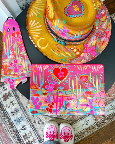 Mustard, pink and red ✨ All of these new pieces have been listed! How do you feel about the ghost?? Should I make more like it? 😍 Handpainted and handmade hat size M 56/58 cm Jewelry case from 1970s #hats #hat #westernfashion #cowgirlstyle 1970s Hats, Textured Hat, Hand Painted Hats, Burned Hats, Painted Purses, Chapel Ideas, Hat Burning, Girls Crafts, Texas Western