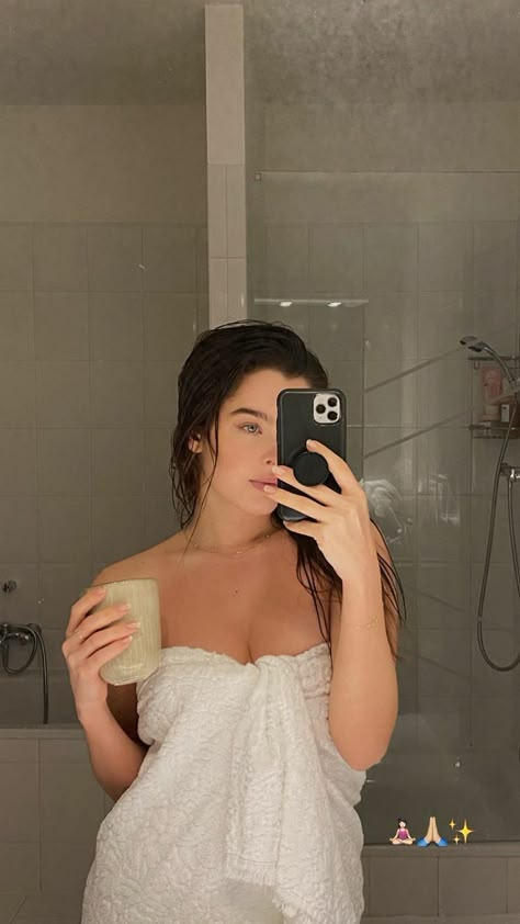 Bathrobe Mirror Selfie, Towel Pics Mirror, Towel Pics, Towel Pictures, Shower Pictures, Romantic Bath, Secret Aesthetic, Bathroom Selfie, Pool Poses