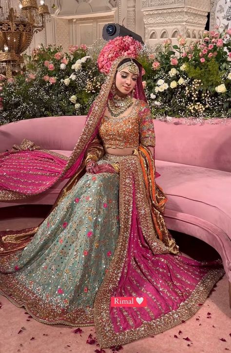 Mehindi Bridal Outfits, Pakistani Mehndi Bridal Outfits, Lehnga Designs For Mehndi, Mehndi Designs Dress Bridal, Mehandi Clothes Mehndi Outfit, Bride Mehandi Outfit Ideas, Bridal Dresses For Walima, Bridal Dress For Mehendi Function, Mehendi Bride Look