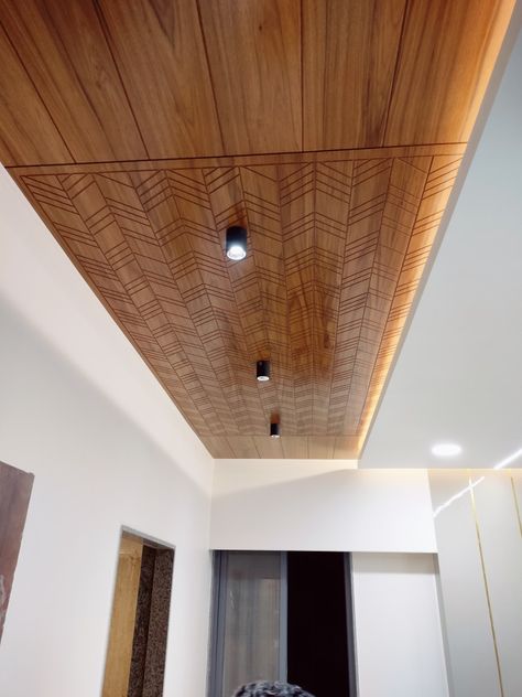 Veneer Ceiling Design For Bedroom, Celling Designs For Hall, Pop Wooden Ceiling Design, Veneer False Ceiling Design, Wooden Pop Ceiling Design, Dining Ceiling Design, Goa Inspiration, Ceiling Wood Design, Wood False Ceiling