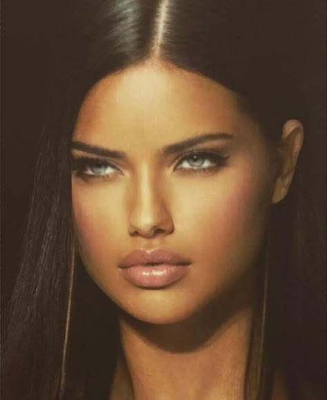 Adriana Lima Makeup, Bombshell Makeup, Adriana Lima Style, Feminine Makeup, Brunette Aesthetic, Makeup Vs No Makeup, Alena Shishkova, Formal Makeup, Vs Models