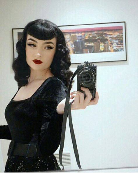 Rockabilly Hair Bangs, Vintage Hairstyles Bangs, 50s Bangs, Pin Up Makeup Vintage, Black Goth Hair, Long Goth Hair, Rockabilly Bangs, Pinup Bangs, Hairstyles Goth