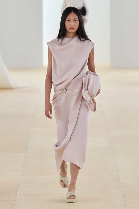 Issey Miyake Spring 2024 Ready-to-Wear Fashion Show | Vogue Spring 2024, Issey Miyake, Missoni, Spring Summer Fashion, Paris Fashion, Runway Fashion, Paris Fashion Week, Fashion News, Fashion Show