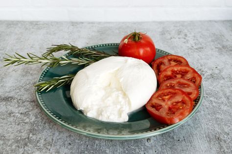 How to Make Burrata at Home Make Burrata Cheese, Burrata Cheese Recipe, Dash Diet Meal Plan, Burrata Recipe, Flavored Water Recipes, Cream Fresh, Healthy Cook Books, Burrata Cheese, Egg Dishes