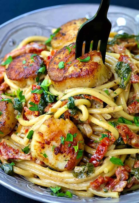 Creamy Tuscan Spaghetti with Jumbo Scallops is a scallop dinner recipe you can make at home! #seafood #pasta #spaghetti #dinnerrecipes #scallops Scallops And Pasta, Tuscan Spaghetti, Salad Pasta, Supper Ideas, Scallop Recipes, Fish Recipes Healthy, Fettuccine Alfredo, Seafood Pasta, God Mat